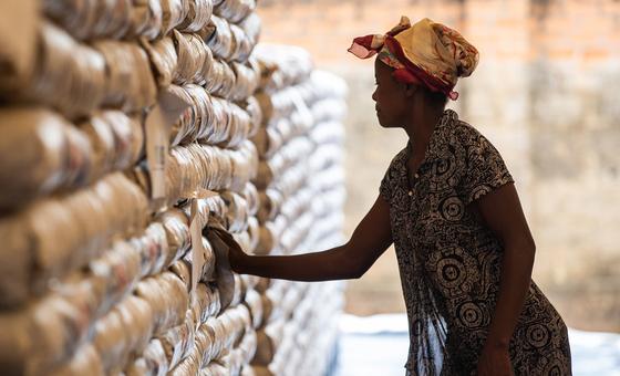 一名妇女在刚果（金）卡南加的一处世界粮食计划署食品仓库工作。